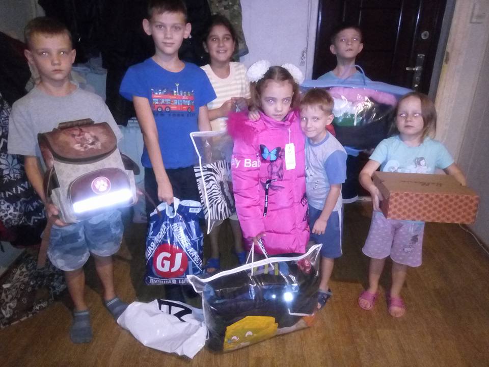 "Хуманост на делу" - деца Донбаса добила зимску гардеробу 