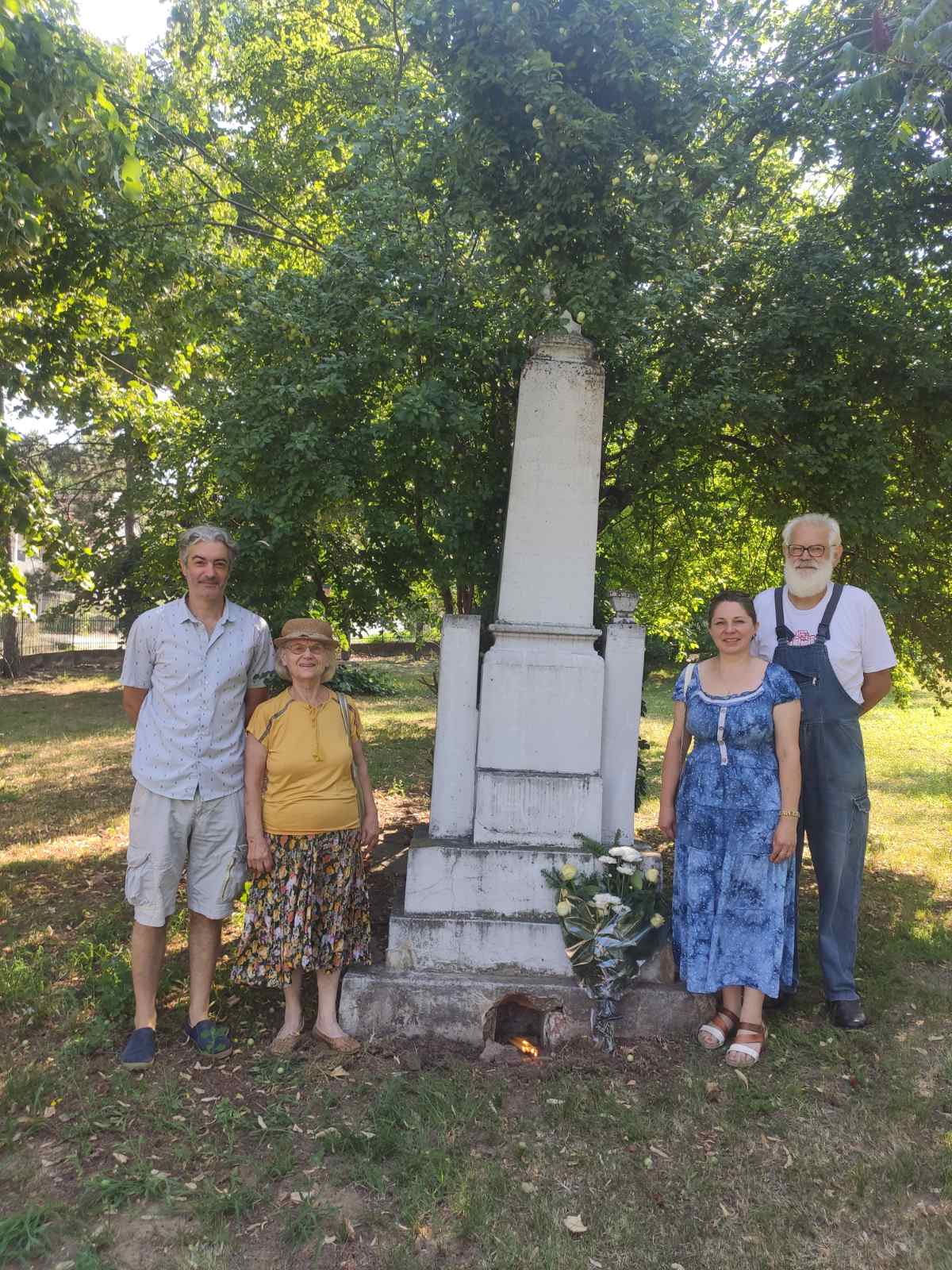 Возложение цветов к памятнику Неизвестного солдата в селе Велики Попович