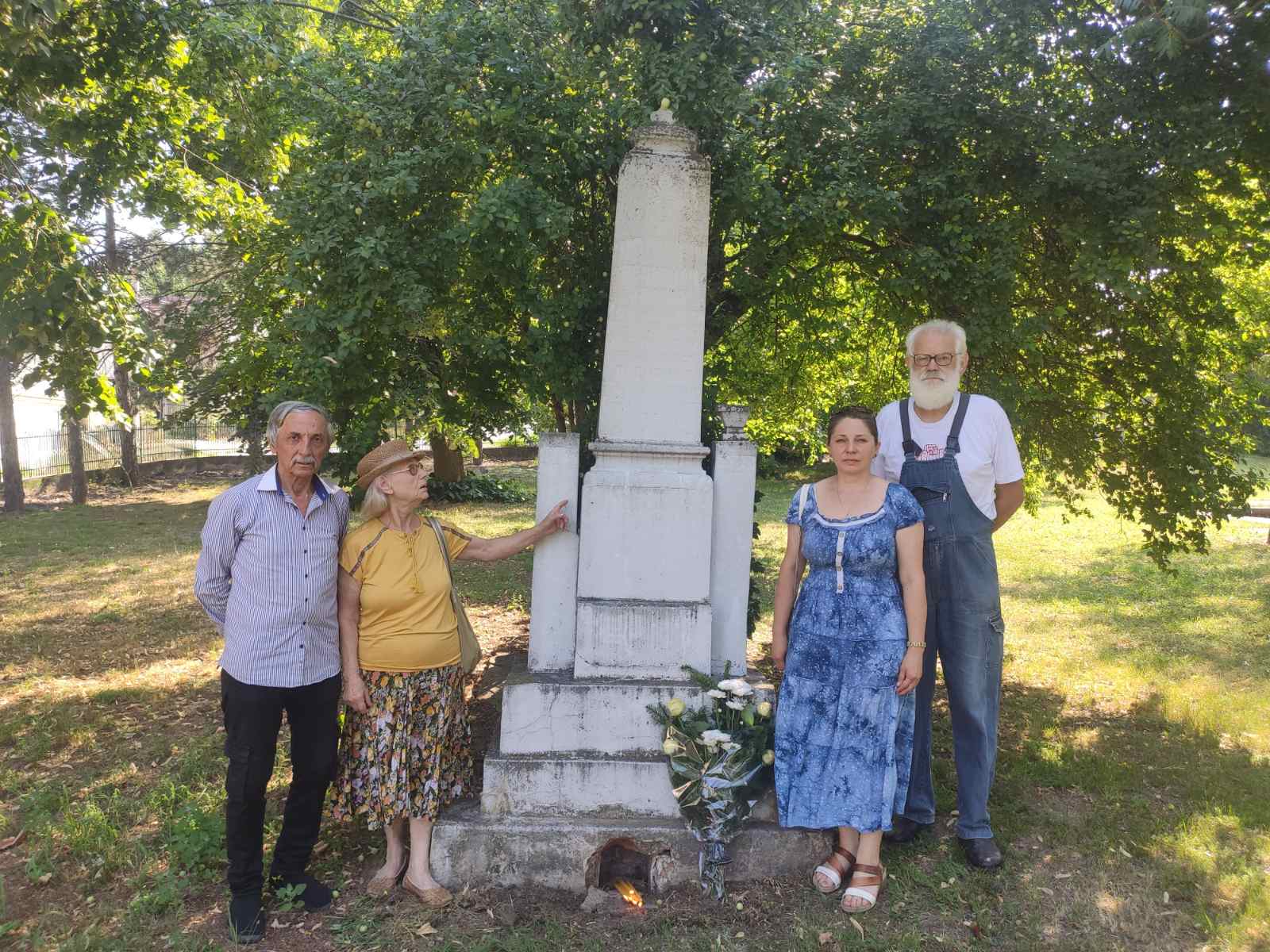 Возложение цветов к памятнику Неизвестного солдата в селе Велики Попович