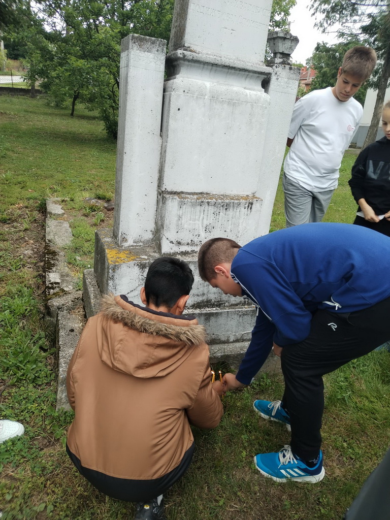 Полагање цвећа на споменик Незнаном јунаку у селу Велики Поповић